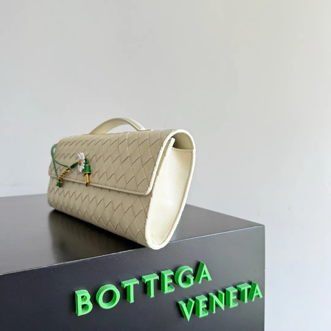 Batch 1720 Bottega Veneta clutch bags are shipping! The carefully crafted latch opening and closing is like a small key, giving us a sense of ritual every time we use this bag. The innovative design this time is to make the latch part into the shape of a small daisy. The originally elegant and restrained style instantly adds some playfulness, and matches with a skirt. Going out for a picnic or admiring the scenery will add to the overall look🌸🌸The heavily crafted daisy is lifelike and full of exquisiteness. The fixed rope is also decorated with a winding golden rope and a small leaf, echoing the daisy. The whole bag looks very coordinated. Style number: 836810 (741511) Size: 31*13*3cm